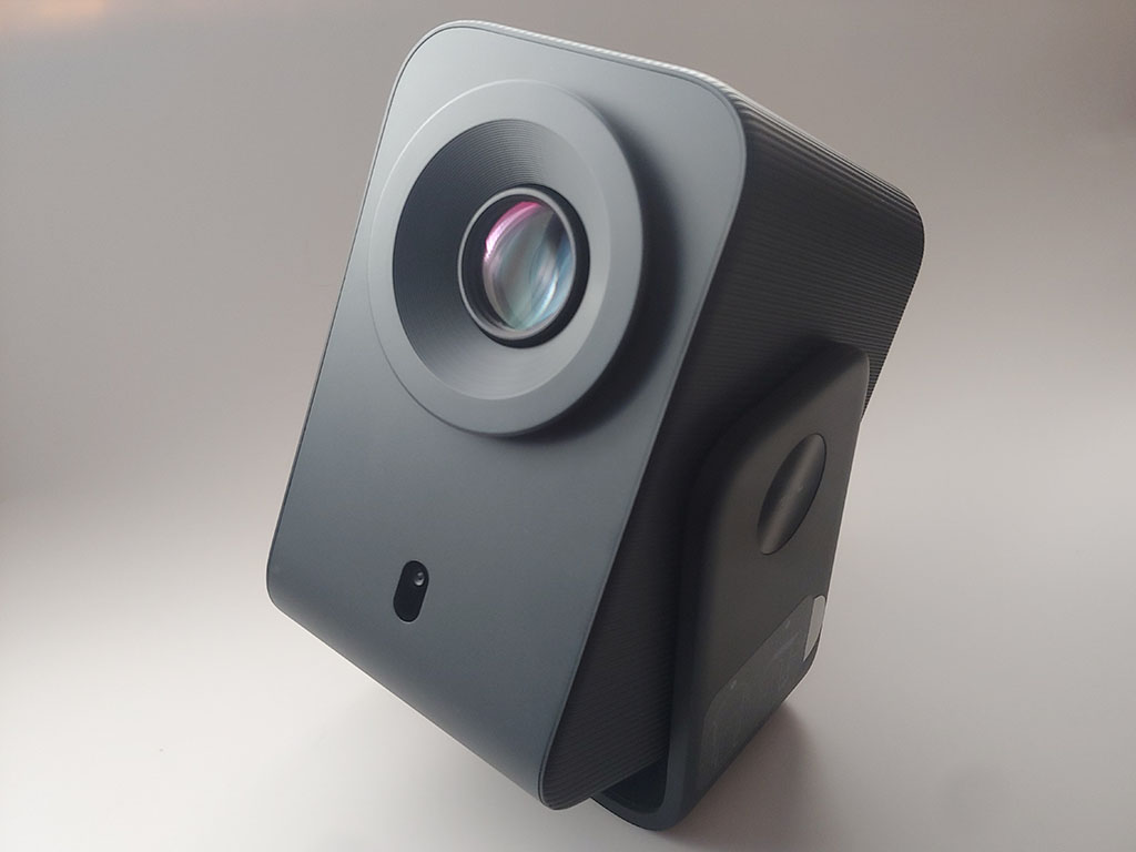 The TCL C1 portable projector offers good image quality and free live TV. (Image source: Notebookcheck)