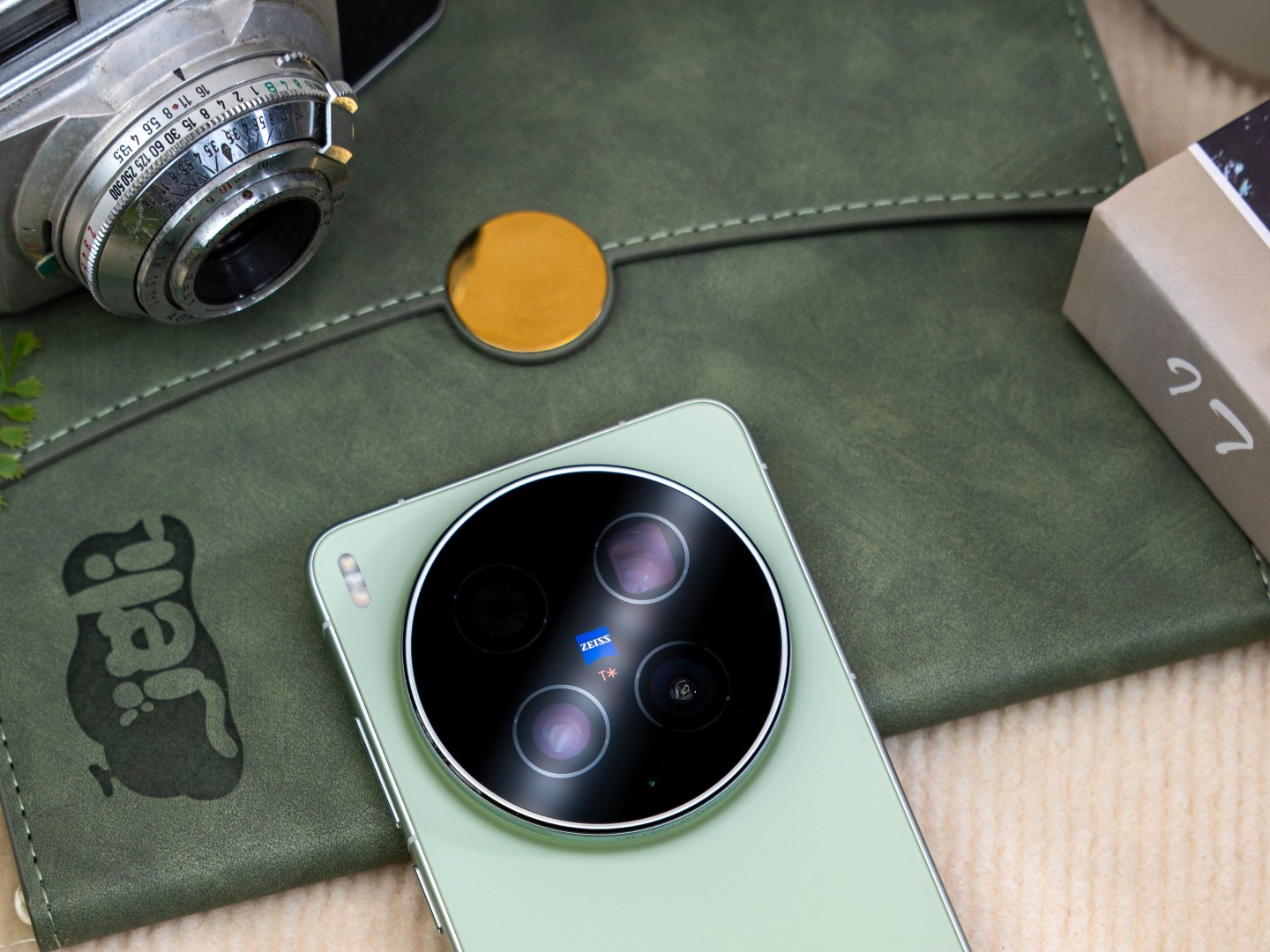 Vivo X500 Ultra: Leaker reveals, what's in store for the 35mm and 85mm Zeiss cameras