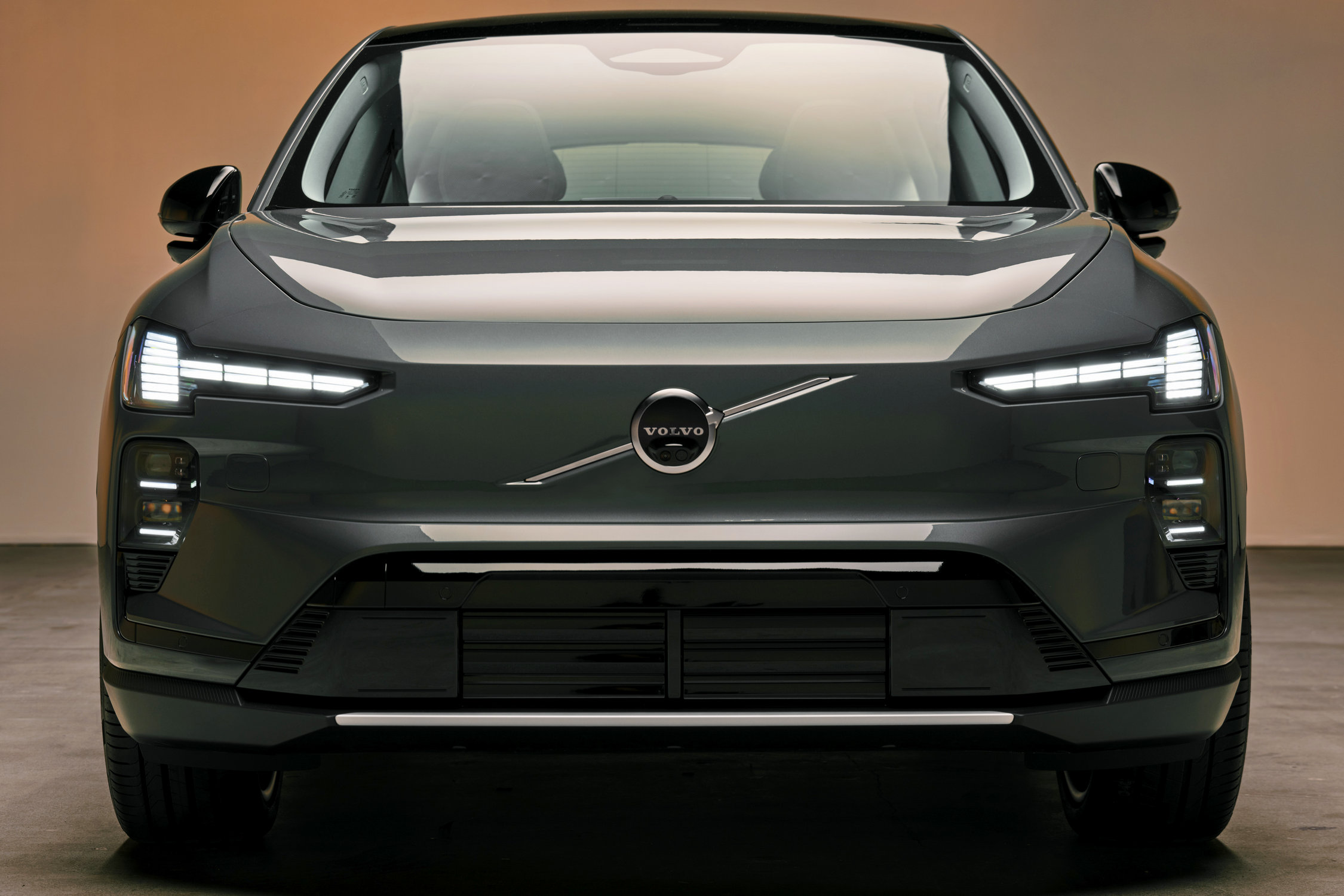 Volvo EX60 launches: electric SUV with up to 810 km of range now being delivered