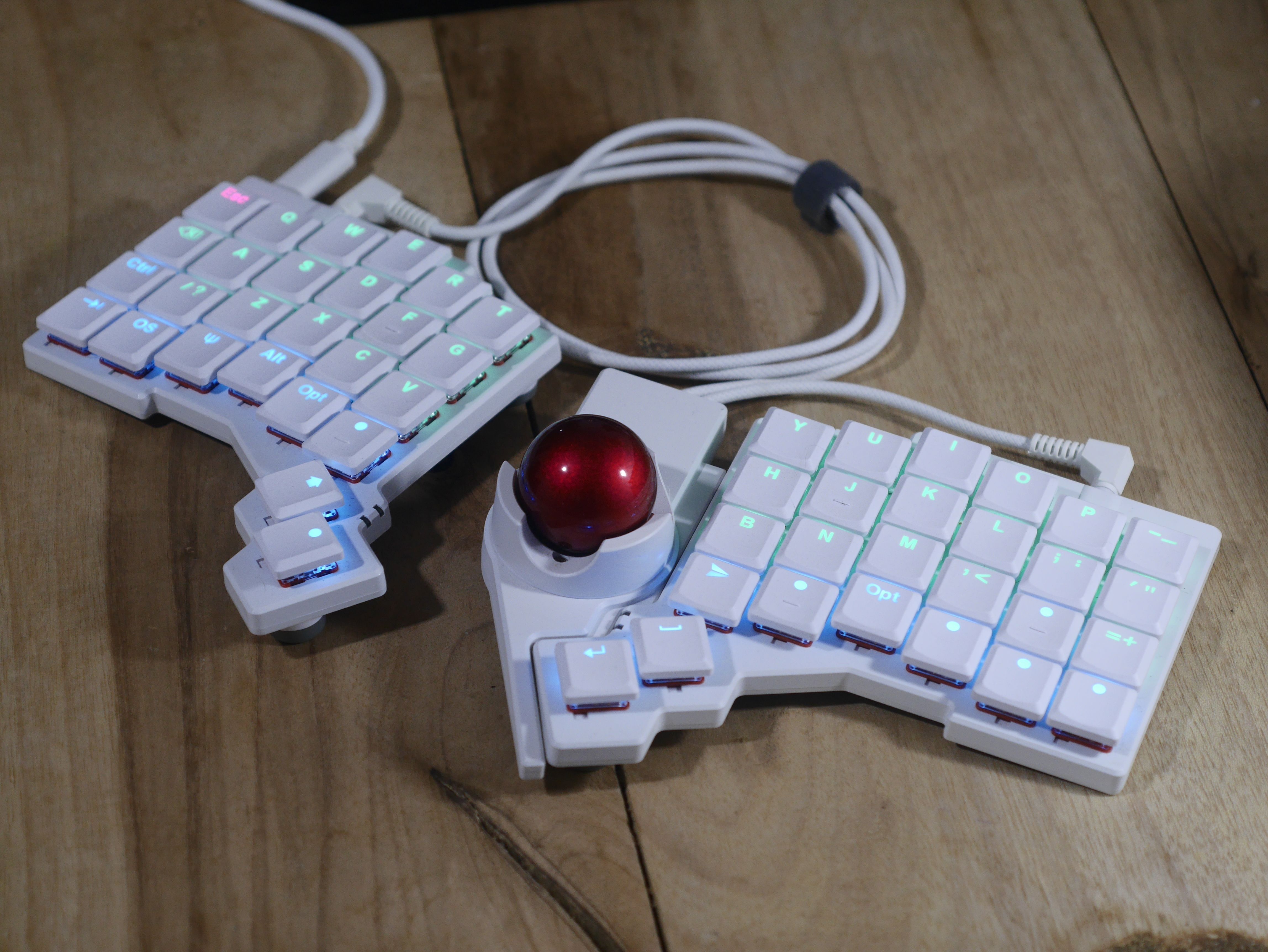 Made for tinkerers and beginners alike: ZSA Voyager ergonomic low profile mechanical keyboard and Navigator track ball hands-on review