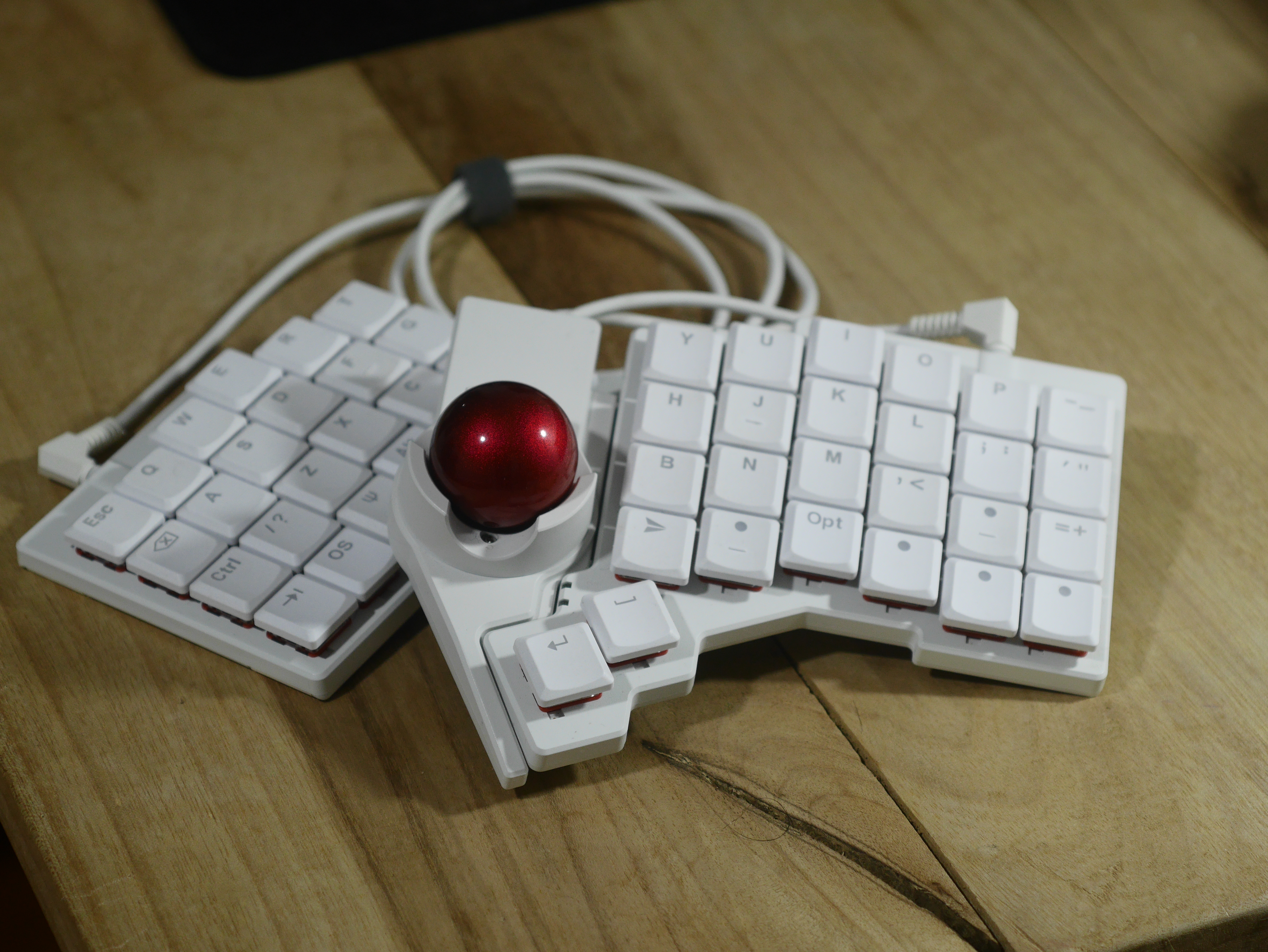 Made for turbo-nerds, perfect for beginners: ZSA Voyager ergonomic low profile mechanical keyboard and Navigator track ball hands-on review