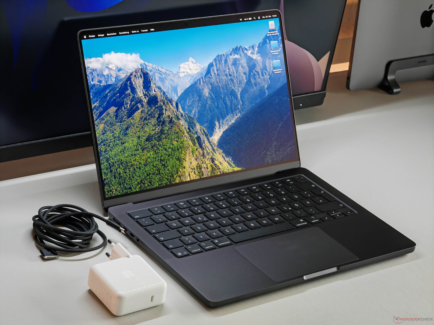 Amazon still sells Apple's 14-inch M5 MacBook Pro for $350 less than Apple's new official price