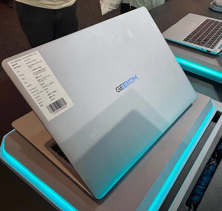 The Geekom GeekBook X16 Pro features a premium magnesium alloy build.