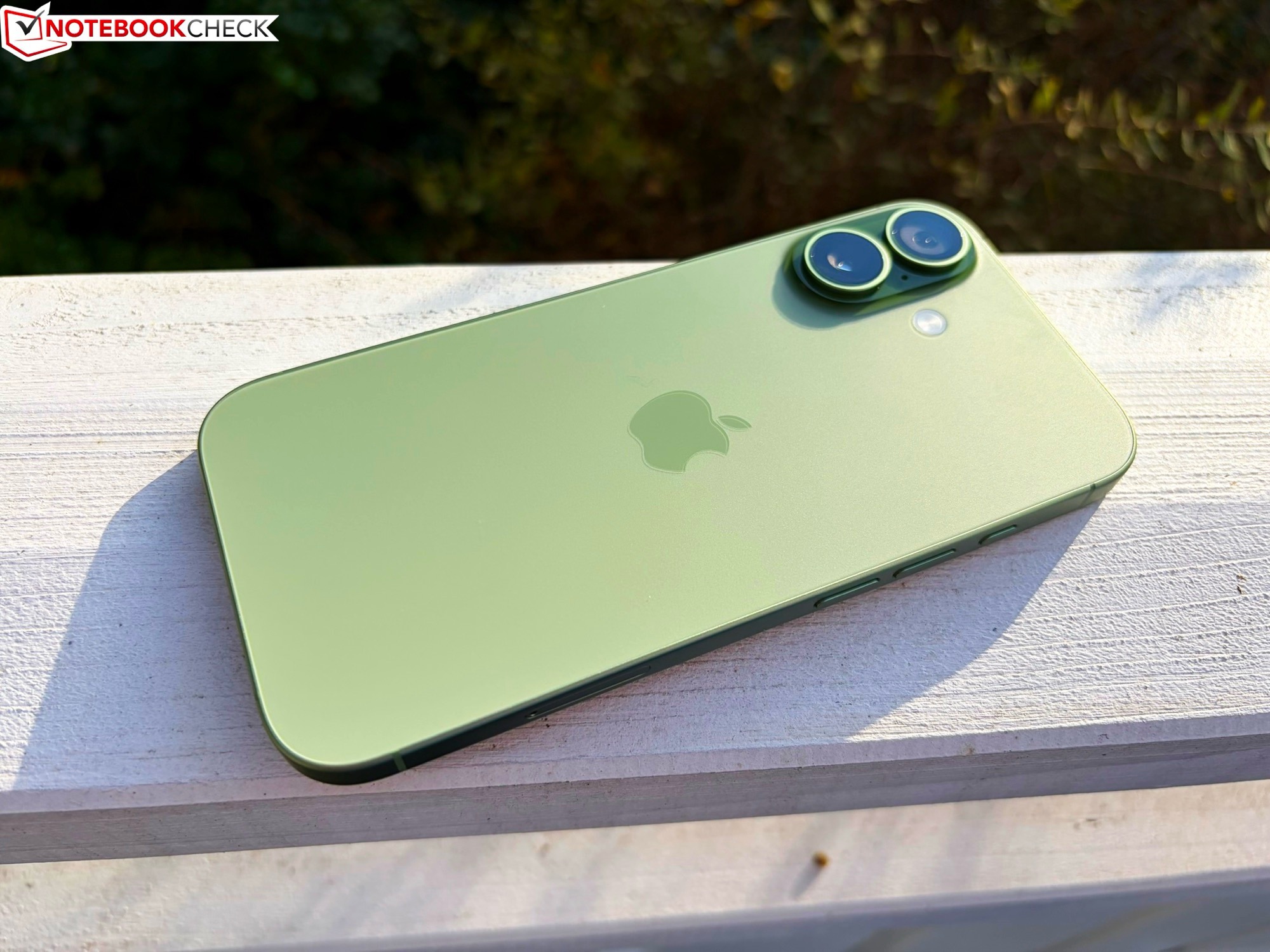 Apple iPhone 17 is the world’s most popular phone, Samsung Galaxy S26 Ultra is catching up