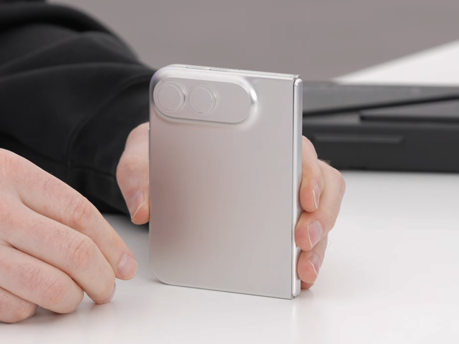 Just 2 mm taller than iPhone 4: Foldable iPhone design unit stars in latest video with new 5.2 mm thickness
