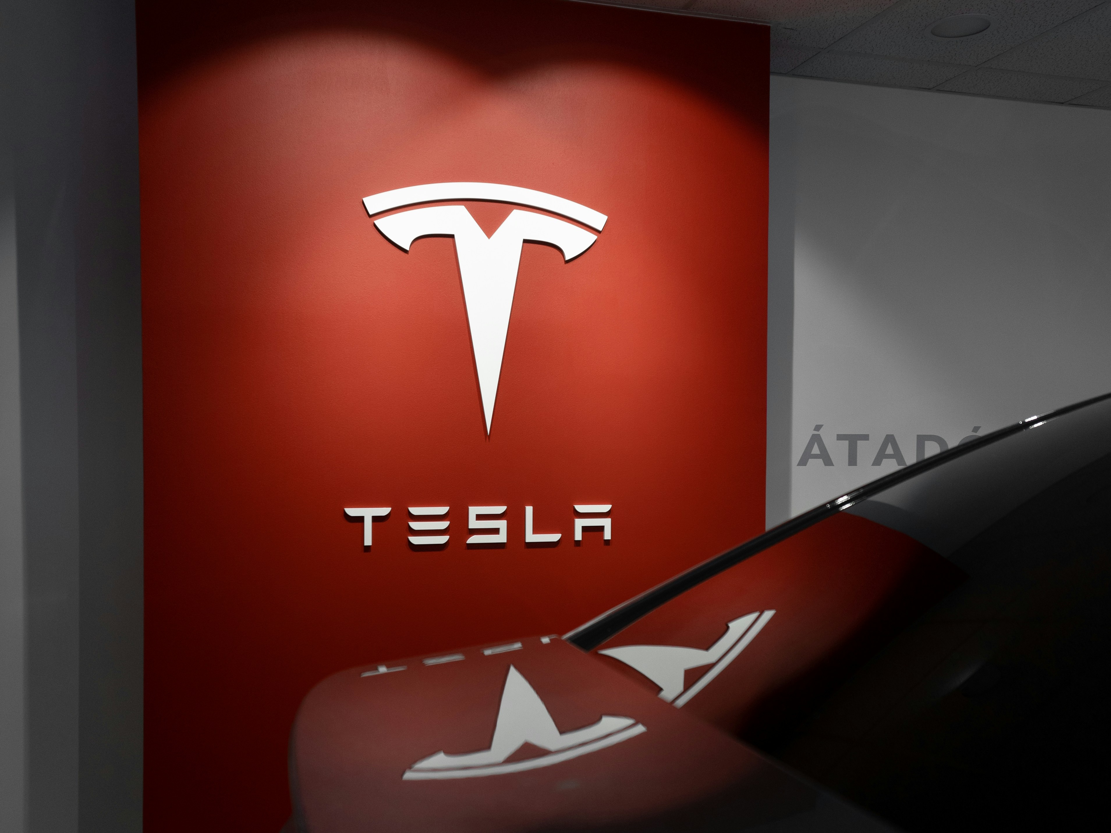 Tesla driver fully pressed accelerator before crash, according to preliminary findings