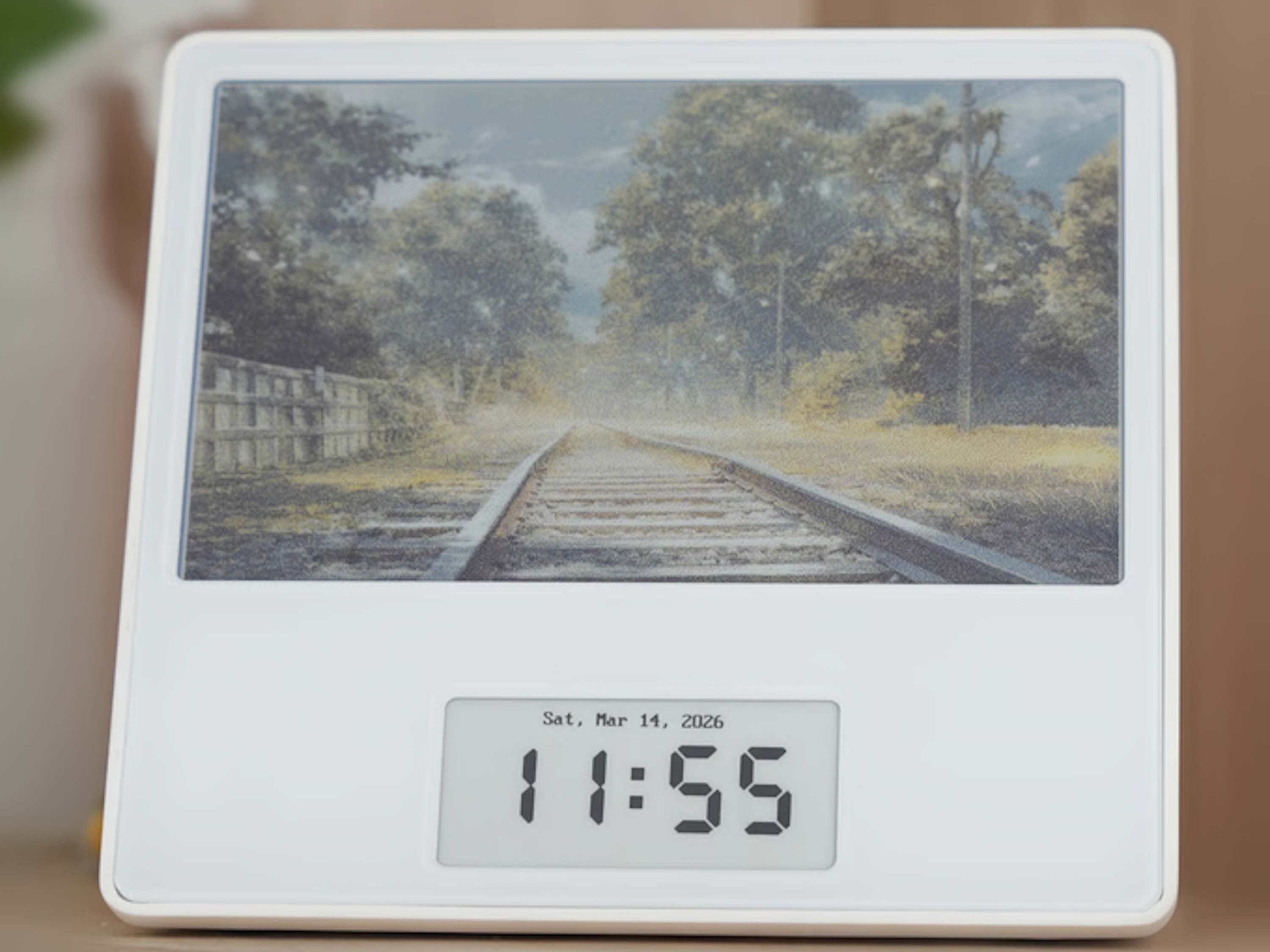 No cables needed: Two e-ink displays can show color images and the time