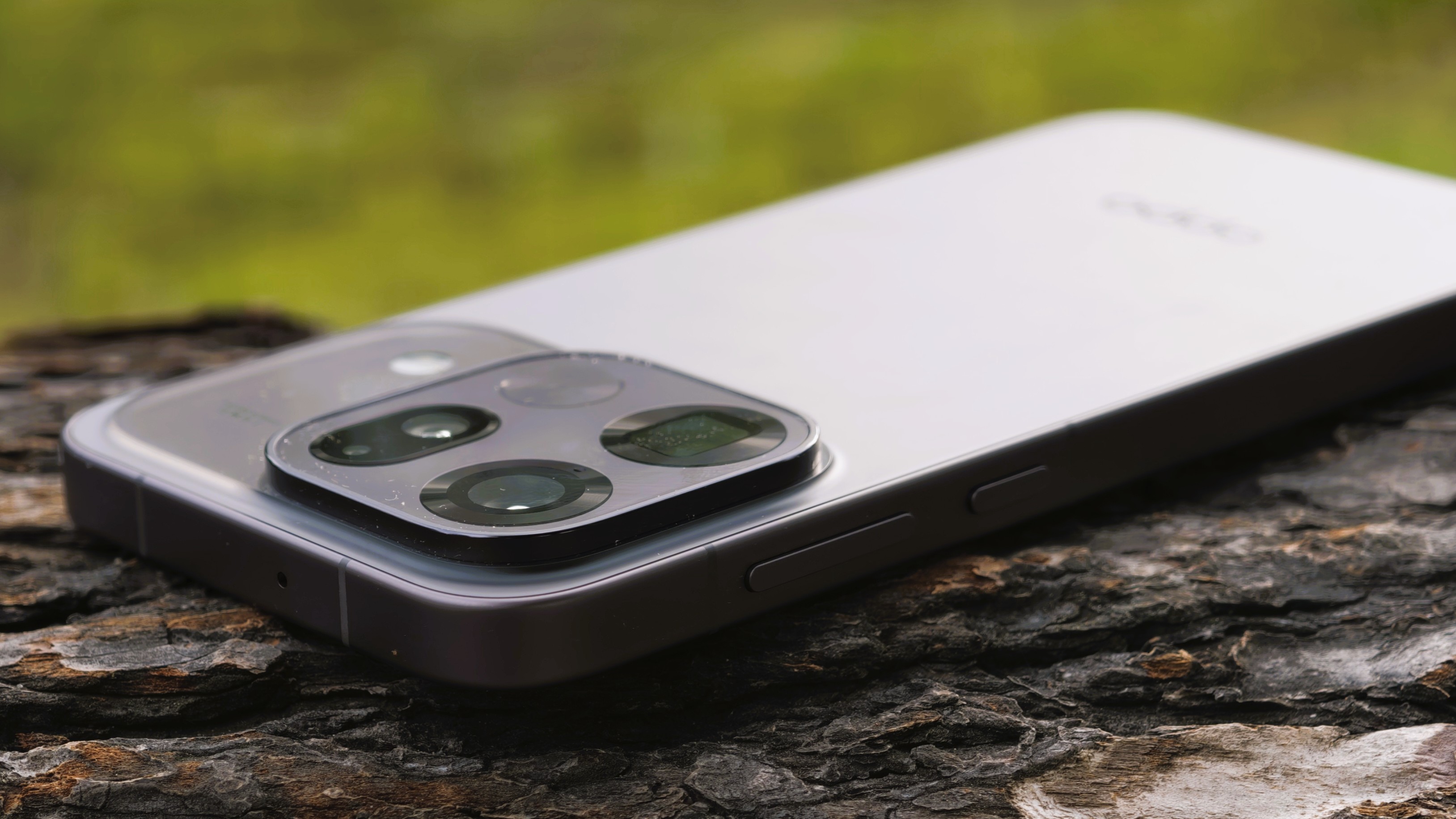 Outclasses Apple and Samsung in battery life and camera: mini flagship smartphone still disappoints in review