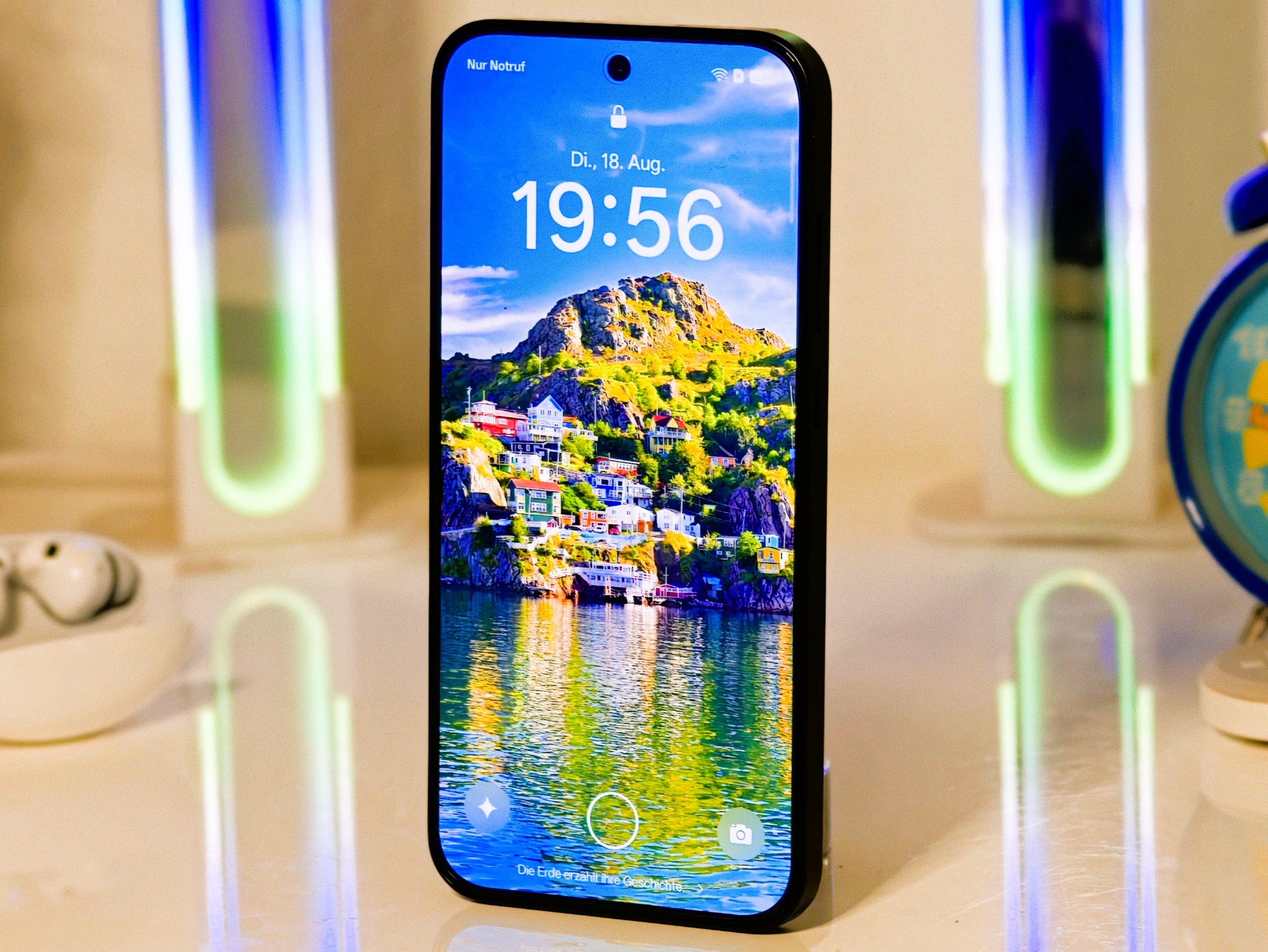 Compact premium smartphone: A megapixel monster with a huge battery — Oppo Reno 16 Pro review