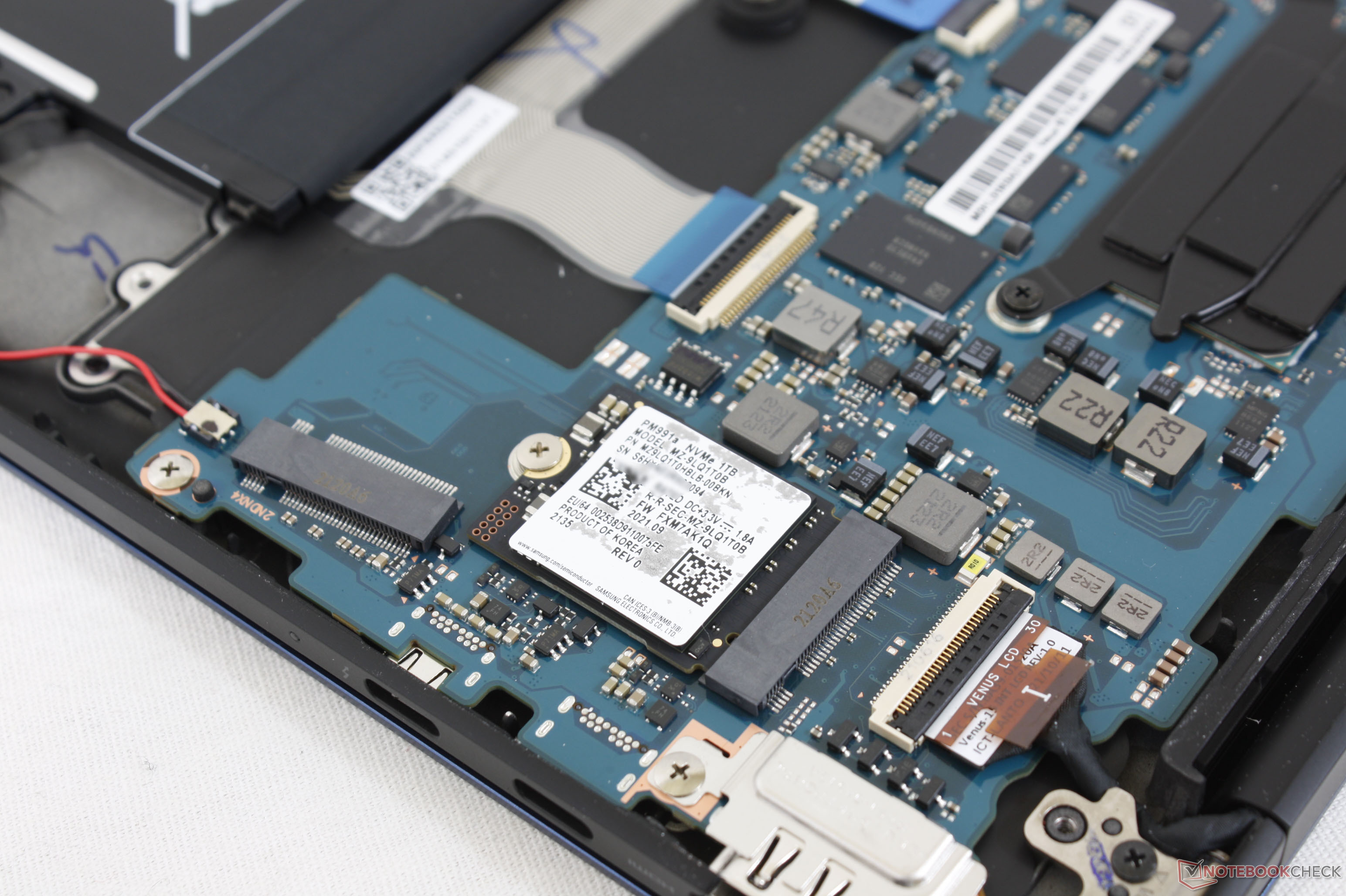 Samsung PM991a MZ9LQ1T0HBLB 00BKN Vs SK Hynix BC711 1TB HFM001TD3JX016N
