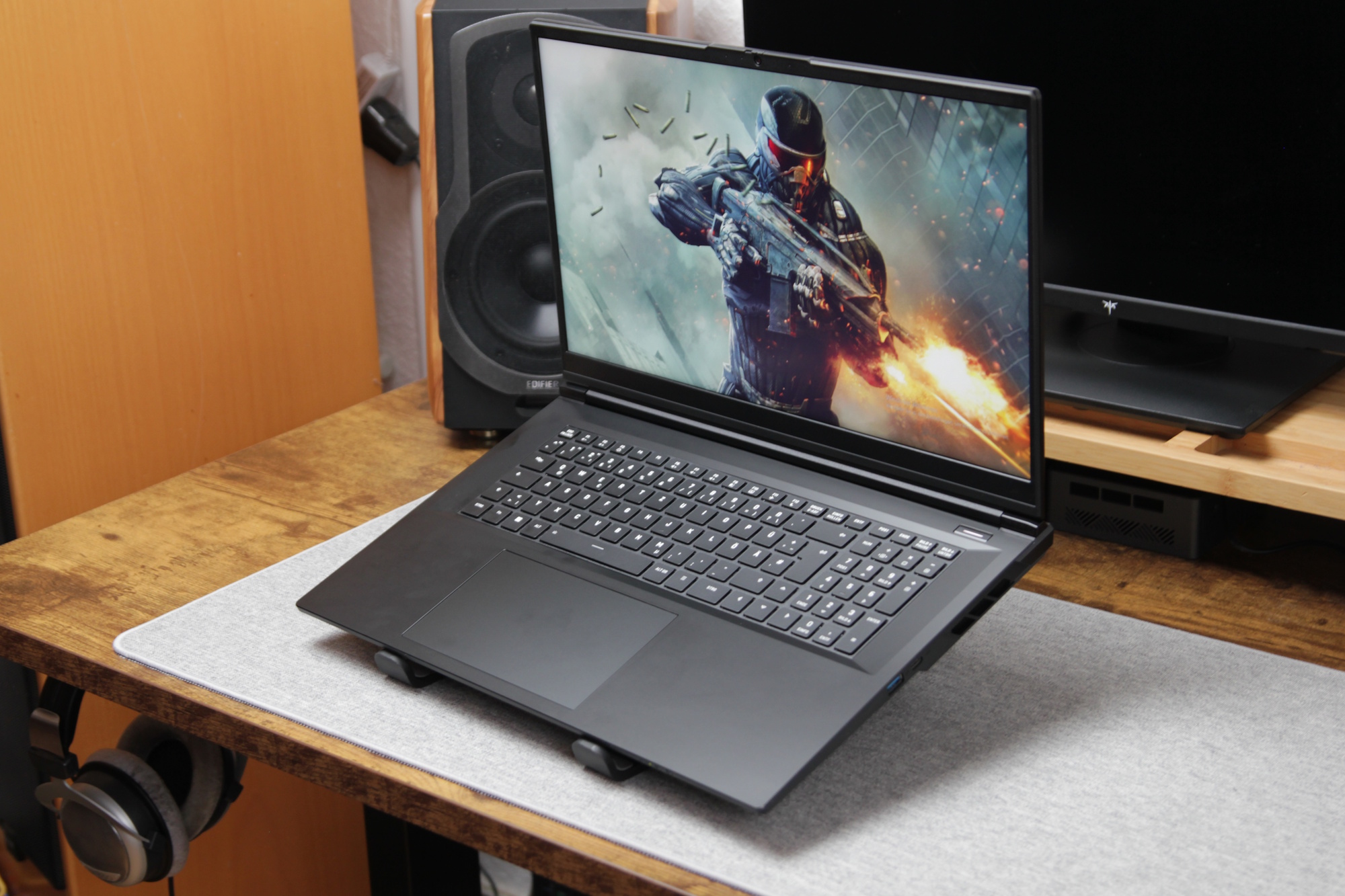 XMG Apex 17 M25 on the desk