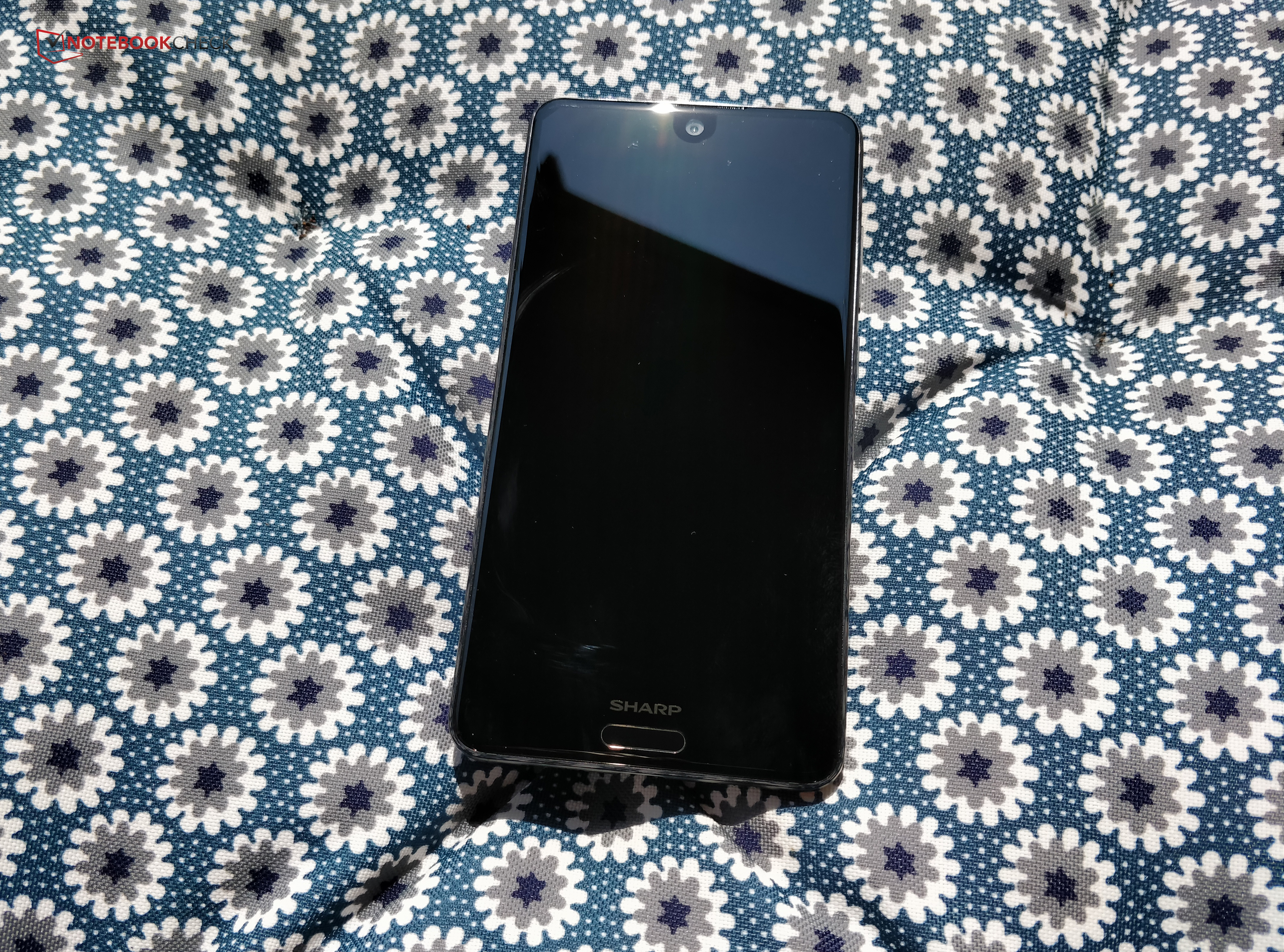 Sharp Aquos C10 Smartphone Review Notebookcheck Net Reviews