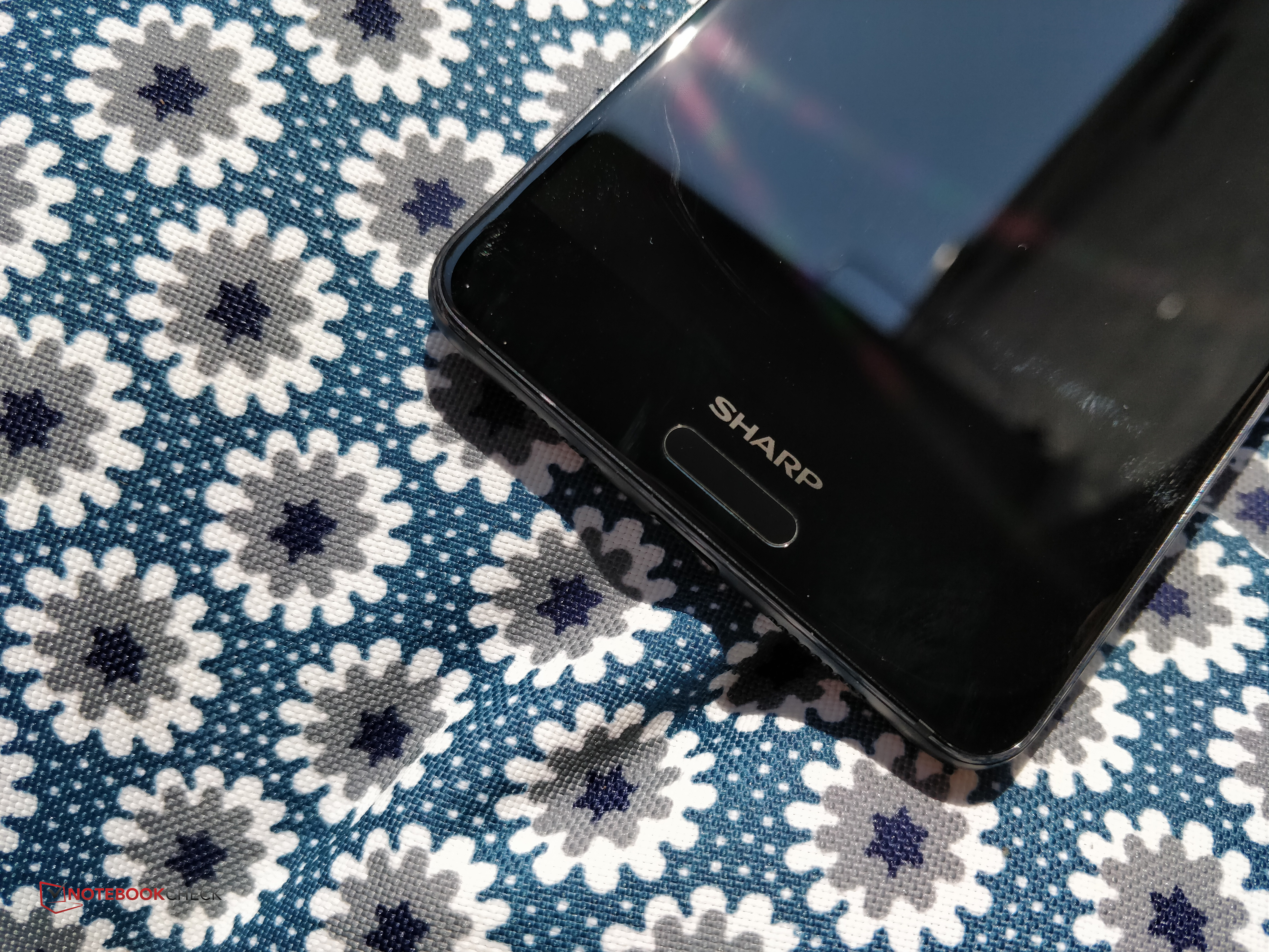 Sharp Aquos C10 Smartphone Review Notebookcheck Net Reviews