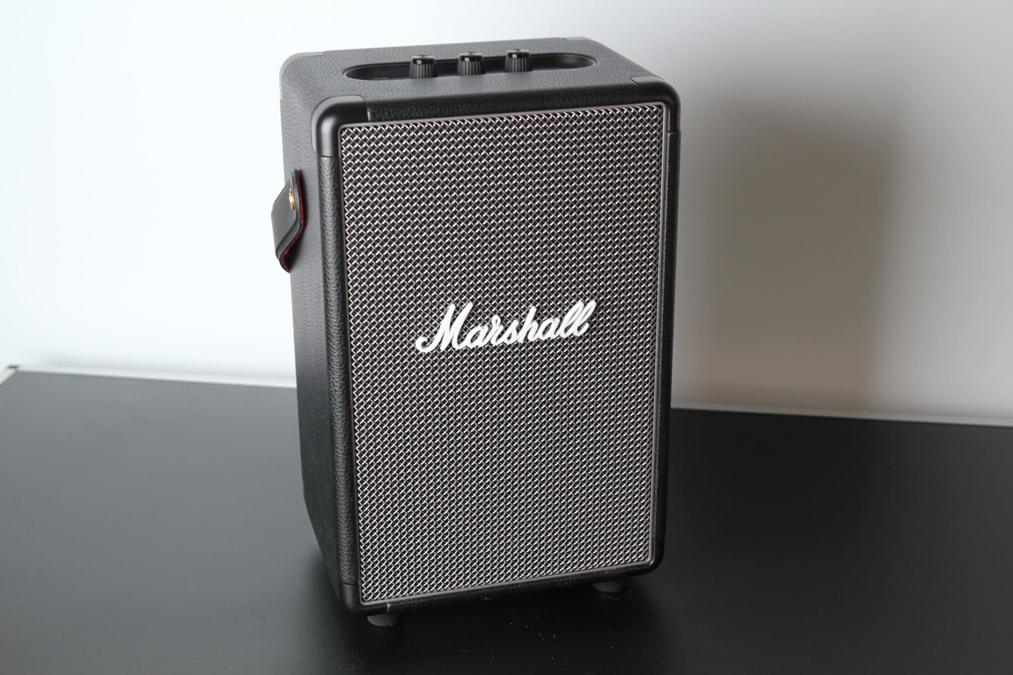 Large Bluetooth speaker with style and power - Marshall Tufton in a practical test - Notebookcheck