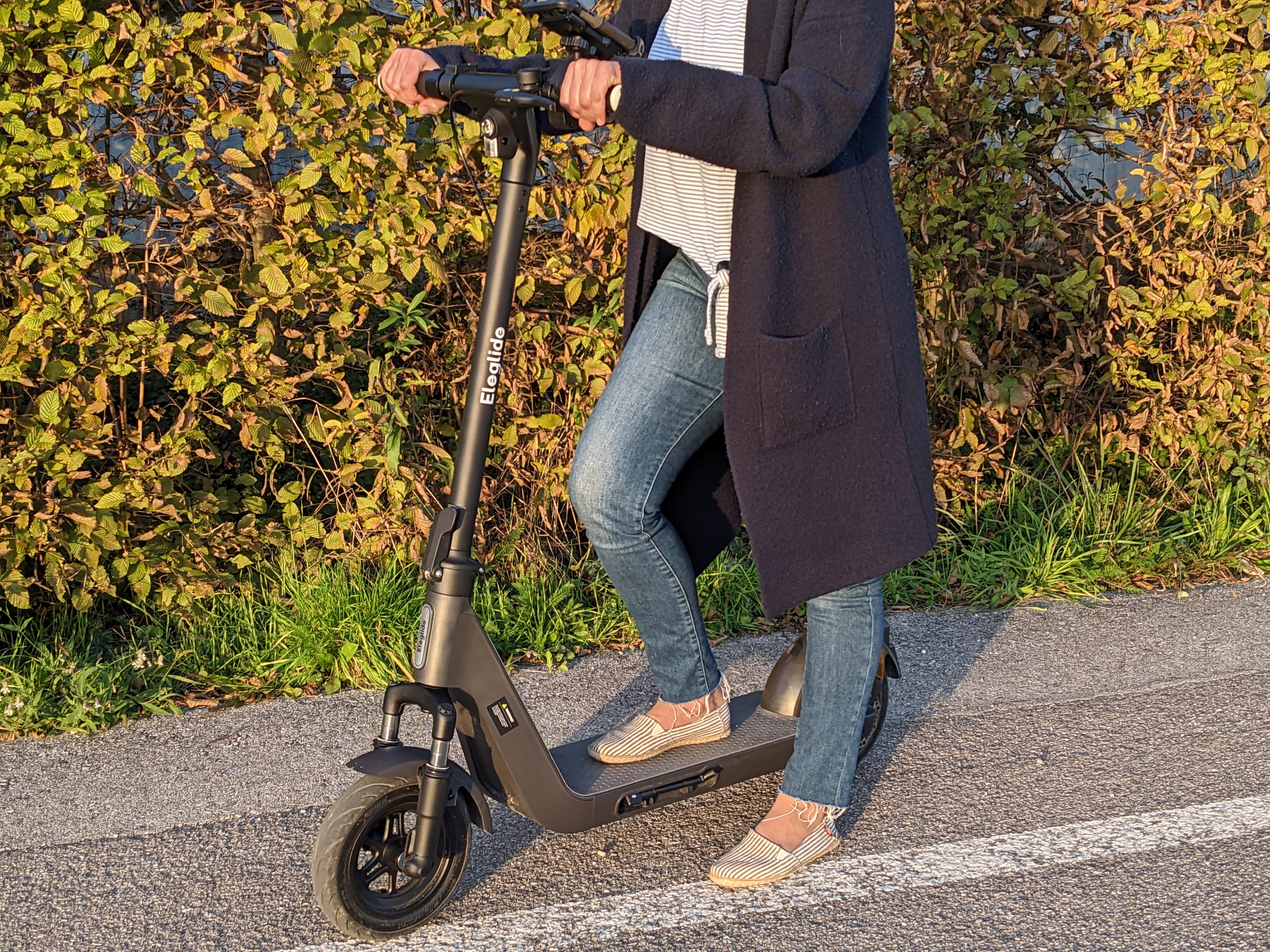 Eleglide Coozy review: Fast e-scooter with air tires and a good range thumbnail