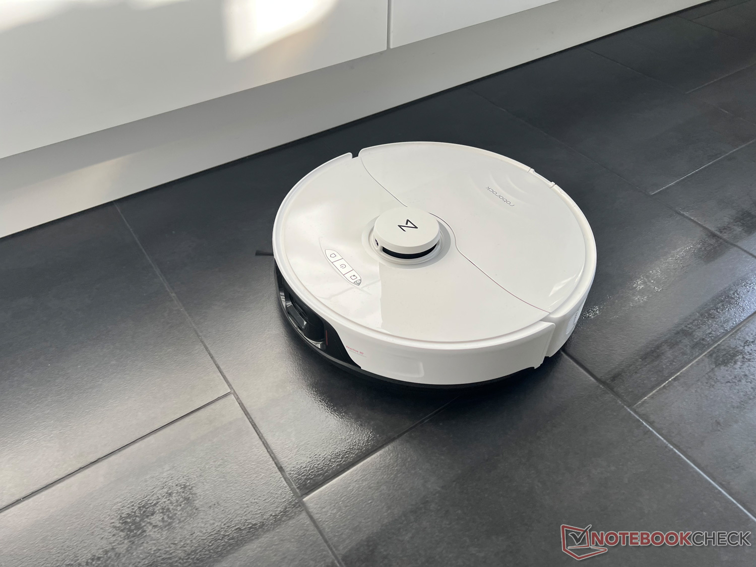 This mop and vacuum robot cleans itself so you don't have to - CNET