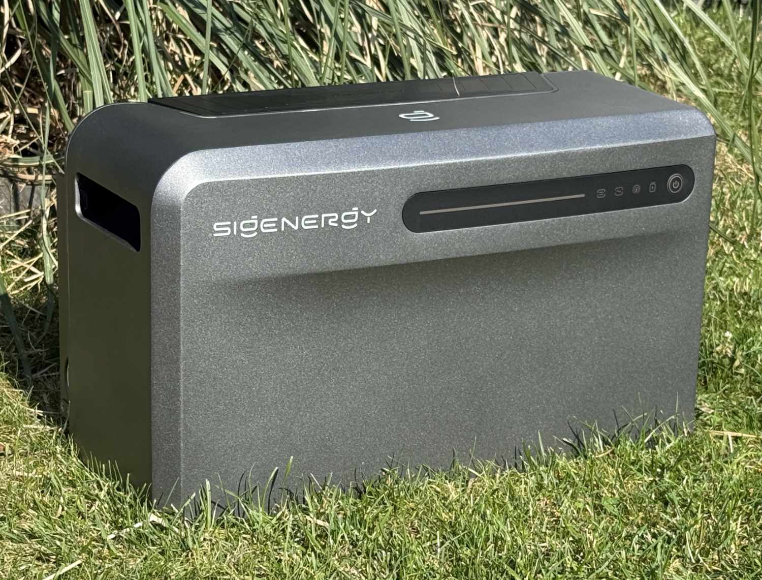 Balcony solar storage system with two backup power outlets: SigenMate 2700 Ultra review