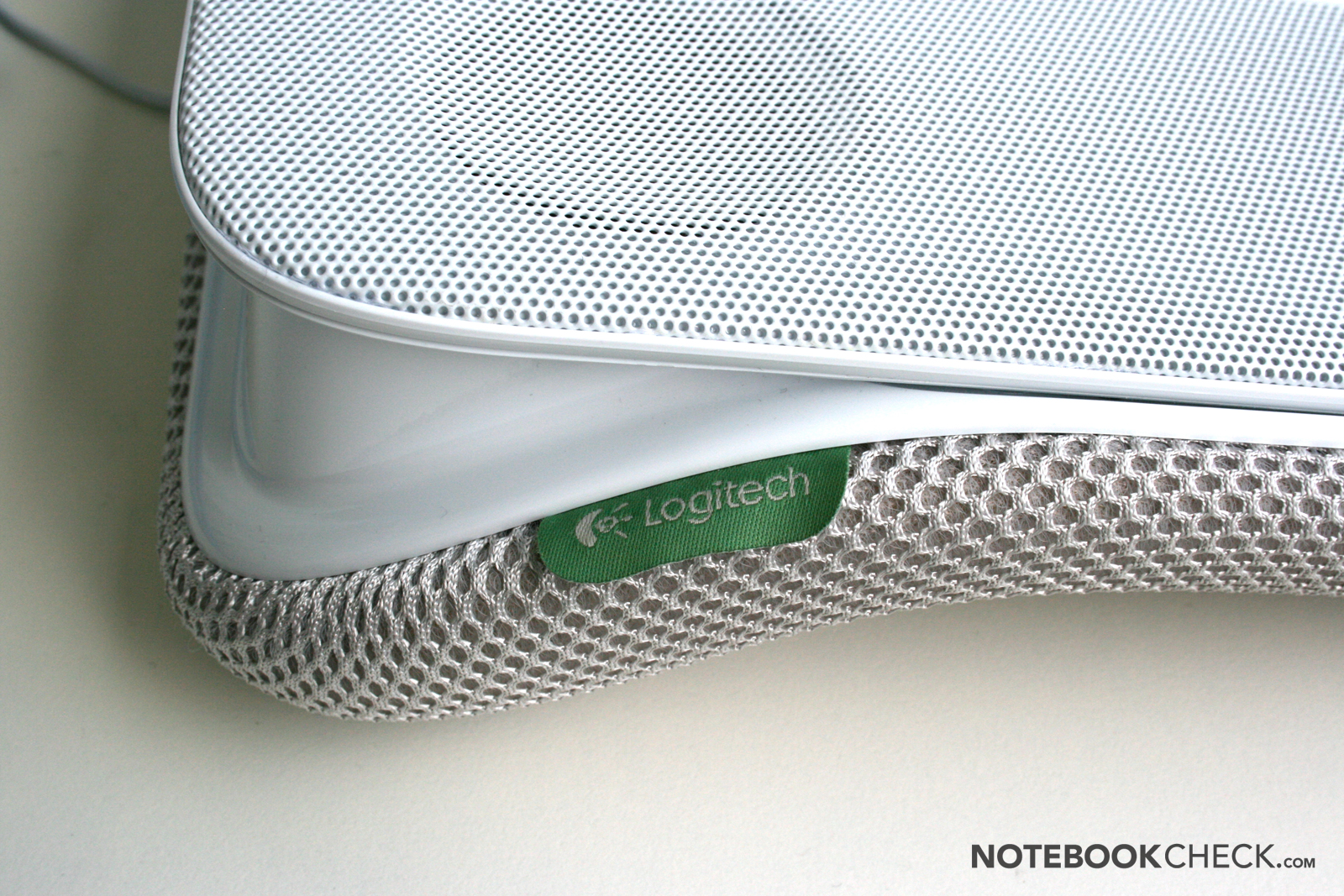 SUPPORT VENTILÉ POUR ORDINATEUR PORTABLE - LOGITECH - SPEAKER LAPDESK N700  - 16' Comparer les prix de SUPPORT VENTILÉ POUR ORDINATEUR PORTABLE -  LOGITECH - SPEAKER LAPDESK N700 - 16' sur Hellopro.fr