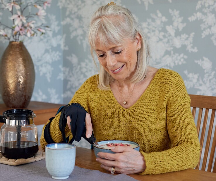 The Carbonhand helps those with arthritis to hold cups and utensils with ease. (Image source: Bioservo)