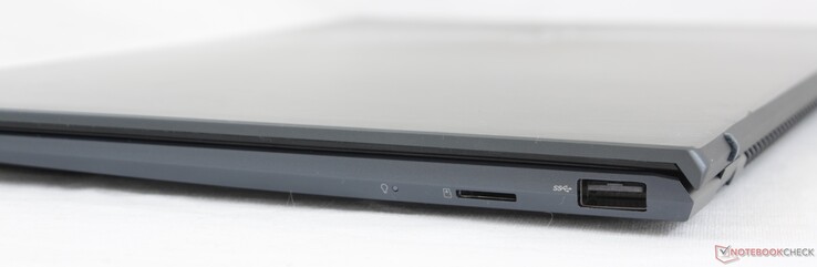 Right: MicroSD reader, USB-A 3.2 Gen. 1