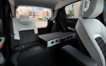 A 60-40 split rear seat expands the ë-C3's loading capabilities. (Image source: Stellantis)