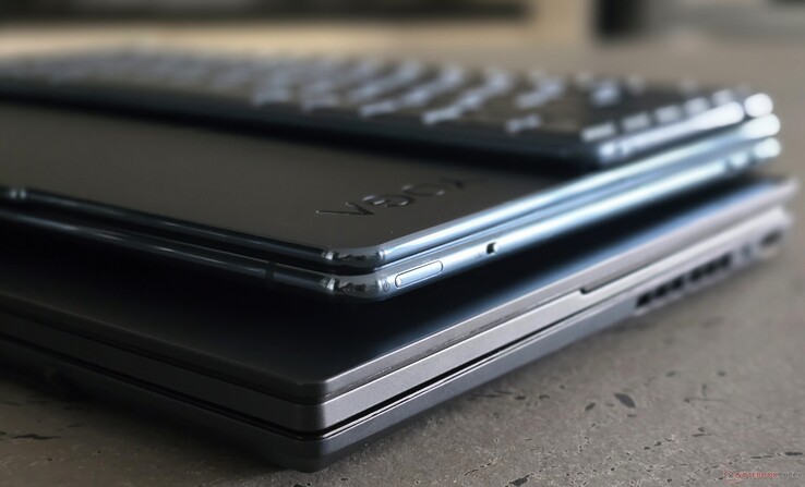 The Yoga Book is also thinner, but only because the keyboard is stowed on the outside. (Image: Notebookcheck)