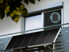 Hoymiles HiFlow Pro micro inverter system in a balcony solar setup