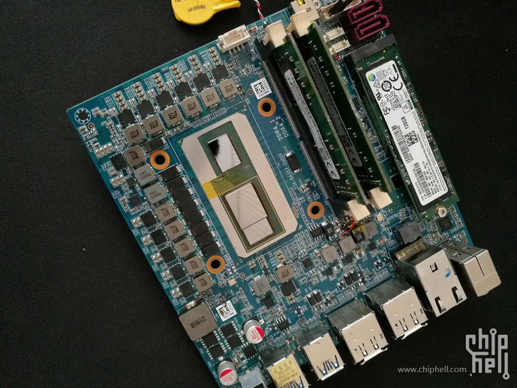 The full NUC-style motherboard featuring the new Intel-AMD MCM. (Source: Chiphell)