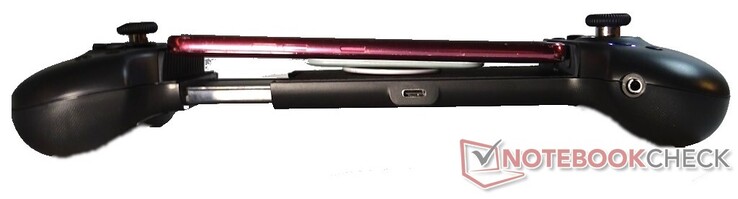 Phones with grips on the back like the PopSocket will slip out of the dock pads. (Image source: Notebookcheck)