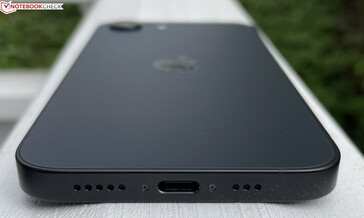 Bottom: microphones, USB-C 2.0, speaker (image source: Manuel Masiero)