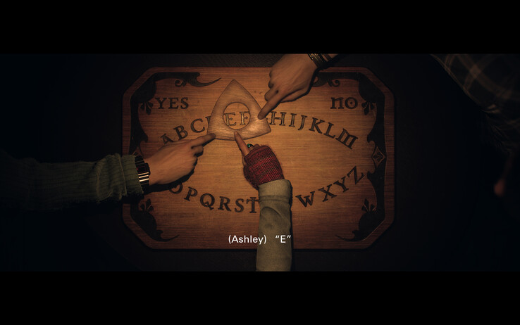 The teenagers try to make contact with the deceased using the Ouija board (Image source: Nicole Dominikowski / Notebookcheck)