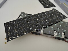Epomaker applies generous amounts of lubrication to the stabilisers in the TH40, which can be seen on the PCB after disassembly. (Image source: Julian van der Merwe / Notebookcheck)