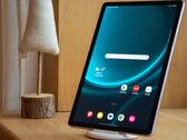 The Samsung Galaxy Tab S9 FE has a stylish case, excellent 90 Hz display, and a top-notch aluminum build. (Image source: Notebookcheck)