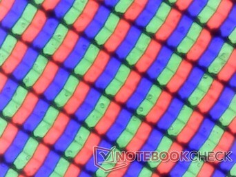 Display is actually slightly grainier than most other glossy displays. "Bubbles" are present which obscure the otherwise crisp subpixels