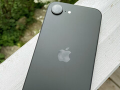 The Apple iPhone 16e. (Image source: Notebookcheck/Manuel Masiero)