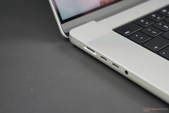 Apple&#039;s new MagSafe charging is not without its issues on the MacBook Pro 16. (Image source: NotebookCheck)