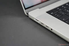 Apple's new MagSafe charging is not without its issues on the MacBook Pro 16. (Image source: NotebookCheck)