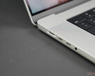 Apple's new MagSafe charging is not without its issues on the MacBook Pro 16. (Image source: NotebookCheck)