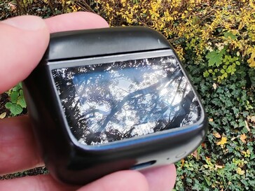 The charging case tends to be somewhat reflective in certain lighting conditions (Image source: Notebookcheck)