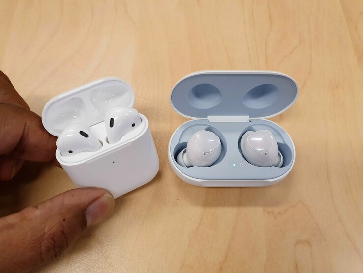 The Galaxy Buds have the more compact case, but it holds substantially less charge than the AirPods case. (Source: Notebookcheck)