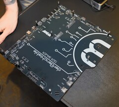 Der8ench active bench table (Image source: YouTube)