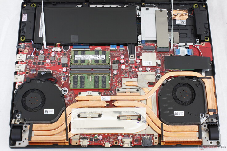 Strix Scar 15 G532LWS for comparison. Note the significantly smaller battery