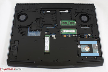 Alienware 17 for comparison. Note the subwoofer that is now missing on the newer Alienware m17