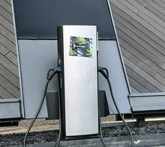 Leaked dual-gun charging stall for BYD&#039;s new 1000V powertrain architecture (Image source: CNC)