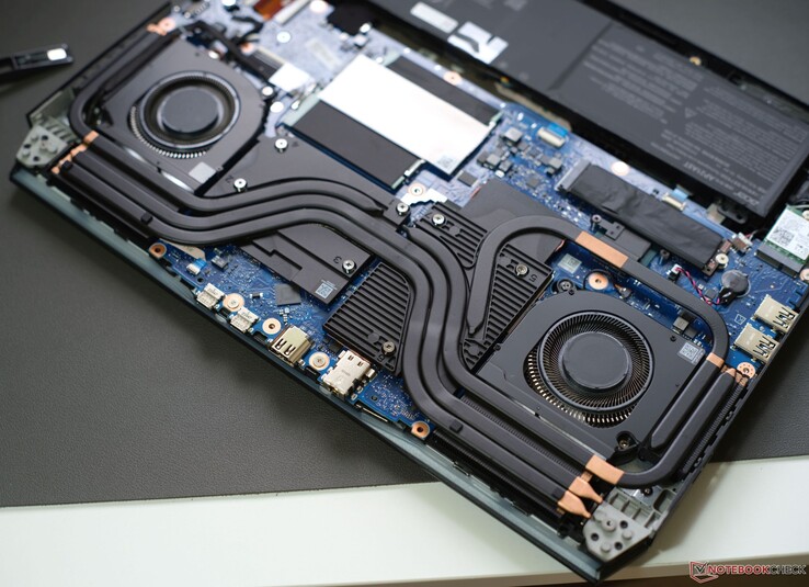 A powerful cooling system with five heat pipes and liquid metal (only on the CPU).