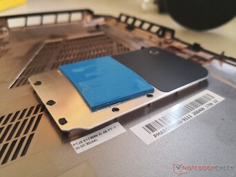 SSD heat spreader on the bottom plate