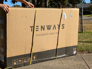 Minimal damage to the box (Image Source: Stephen Pereyra / Notebookcheck)