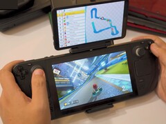 Steam Deck using Retroid’s dual-screen display to play Mario Kart, with the race on the main screen and the track map displayed on the secondary screen. (Image source: GameXData via YouTube)