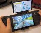 Steam Deck using Retroid’s dual-screen display to play Mario Kart, with the race on the main screen and the track map displayed on the secondary screen. (Image source: GameXData via YouTube)