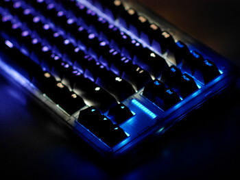 The Wooting 80HE has very bright RGB backlighting which cause a bit of an RGB glow in a dark room. (Image source: Julian van der Merwe / Notebookcheck)